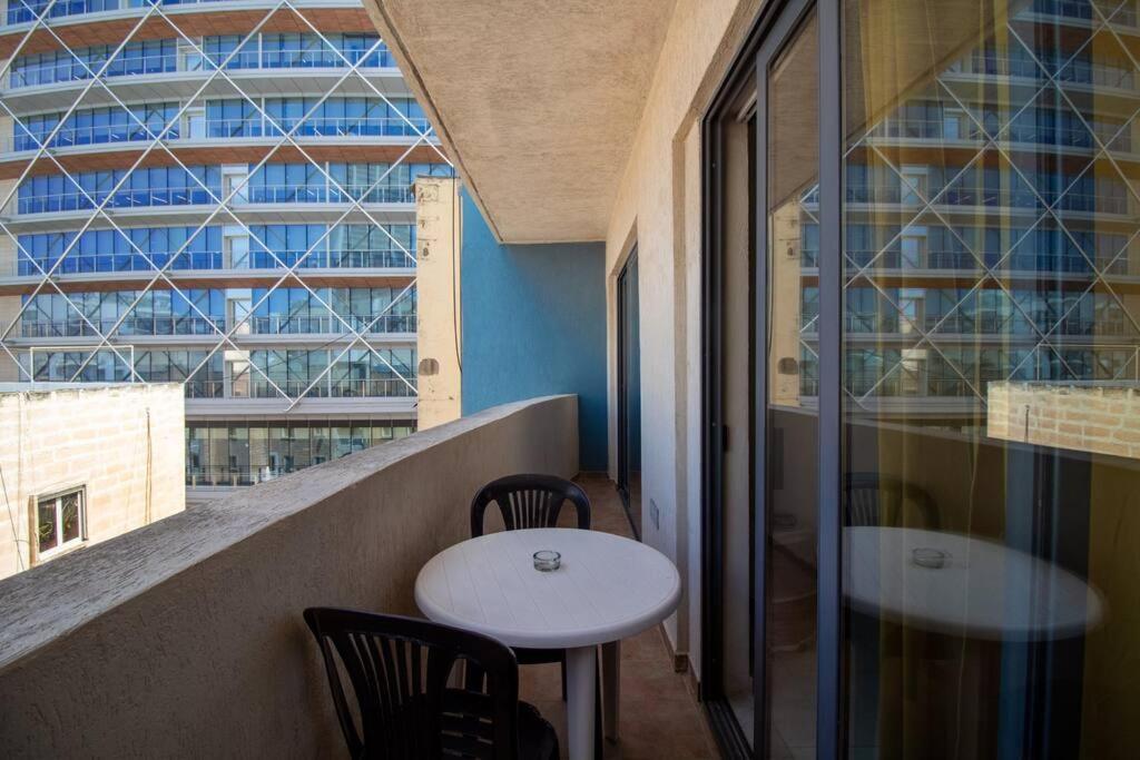 Modern Apt In The Heart Of Maltese Nightlife Сент Джулианс Экстерьер фото