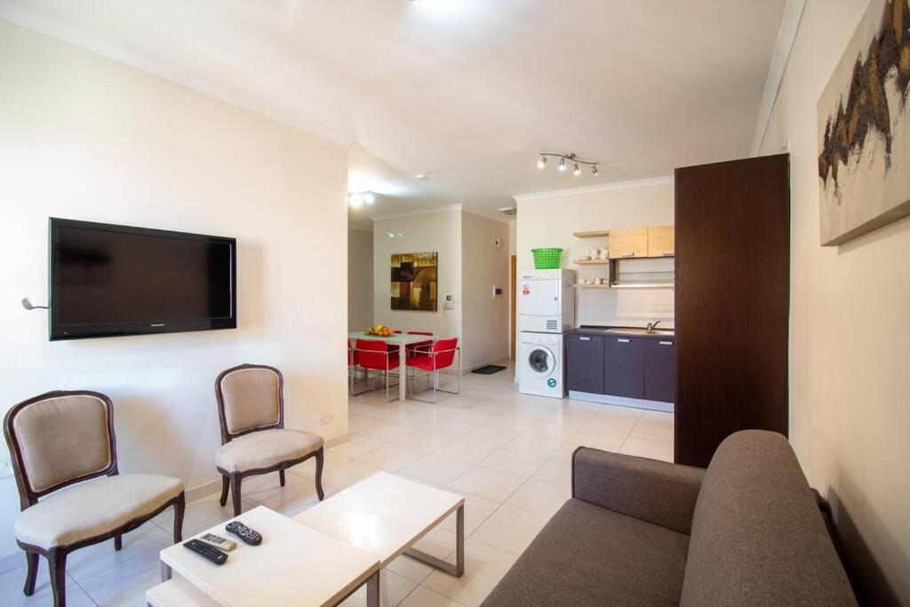 Modern Apt In The Heart Of Maltese Nightlife Сент Джулианс Экстерьер фото